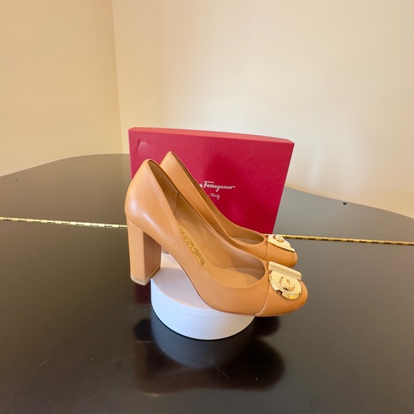 Salvatore Ferragamo NWT Luxury Chic Minimalist RARE Authentic Fiamma Tan Pumps - Picture 5 of 17